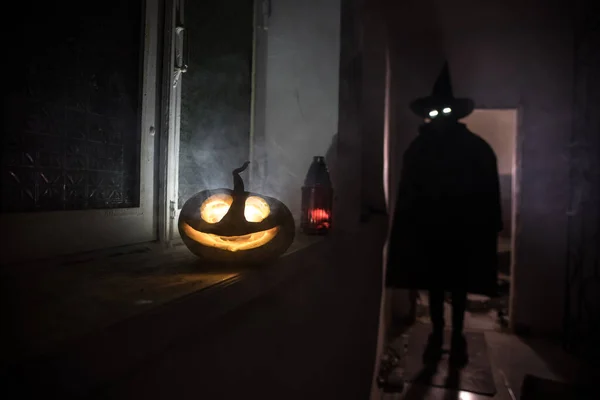 Halloween Konzept Gruselige Silhouette Dunklen Gang Mit Kürbiskopf Getöntes Licht — Stockfoto