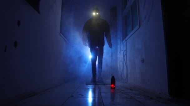 Mort Avec Faux Debout Dans Couloir Sombre Silhouette Horreur Intérieur — Video