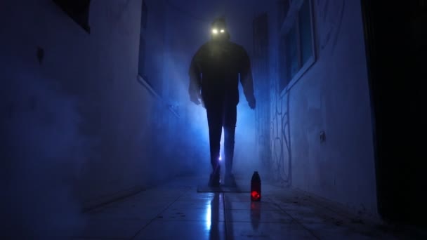 Halál Kaszával Sötét Folyosón Horror Sziluett Belül Romos Épület — Stock videók