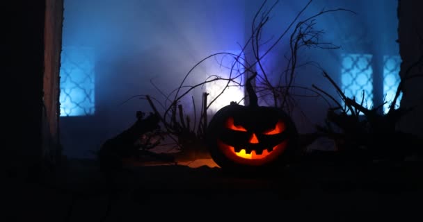 Страшный Хэллоуин Тыква Мистическом Окне Дома Ночью Хэллоуин Тыква Ночью — стоковое видео