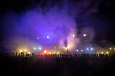 Yaratıcı sanat dekorasyonu, Ukrayna 'da Rus savaşı. Kalabalık dev bir patlamaya ve askerlere saldırmaya bakıyor. Seçici odak