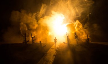 Yaratıcı sanat dekorasyonu, Ukrayna 'da Rus savaşı. Yol ve dev silahlar. Nükleer bomba patlaması. Seçici odak