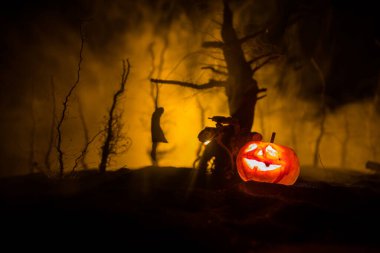 Korku görünümü gece intihar dekorasyon ağaca asılmış bir kız. Ölüm cezası infaz veya intihar soyut fikir. Cadılar Bayramı Balkabağı kafa jack fener arka plan üzerinde