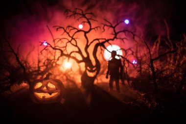 Zombilerin mezarlıktaki ölü ağaç, ay, kilise ve sisli ürkütücü bulutlu gökyüzü, Korku Cadılar Bayramı konsepti. Seçici odak