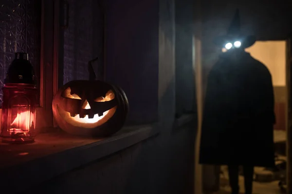 Conceito Halloween Sílhueta Assustadora Corredor Escuro Com Cabeça Abóbora Luz — Fotografia de Stock