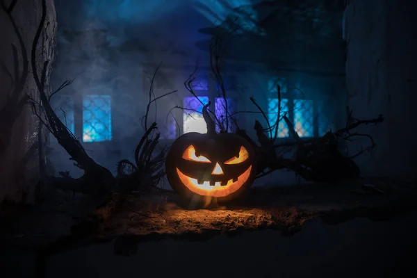 Skrämmande Halloween Pumpa Det Mystiska Husfönstret Natten Eller Halloween Pumpa — Stockfoto