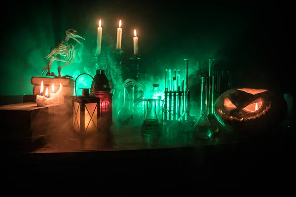 Büyücü Masası Korku Cadılar Bayramı Konsepti Şişelerdeki Sihirli Iksirler Ahşap — Stok fotoğraf