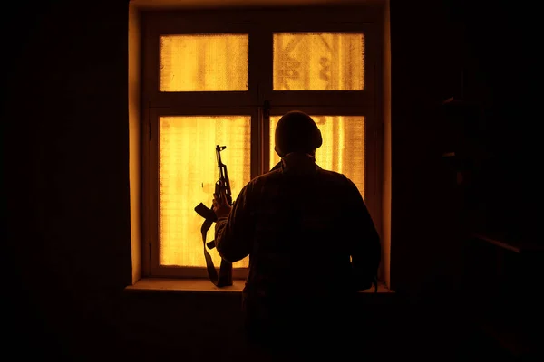 Foto Conceitual Guerra Entre Rússia Ucrânia Silhueta Soldado Janela Noite — Fotografia de Stock