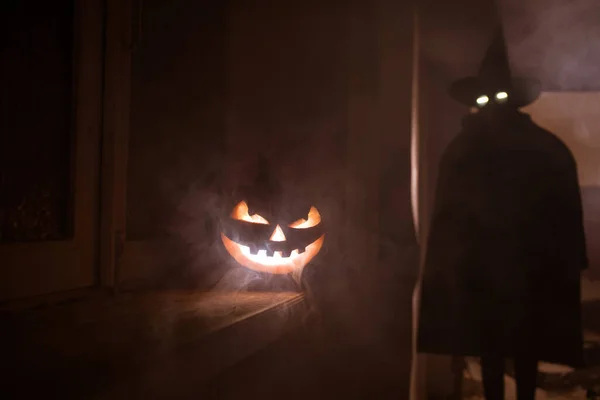 Halloween Konzept Gruselige Silhouette Dunklen Gang Mit Kürbiskopf Getöntes Licht — Stockfoto