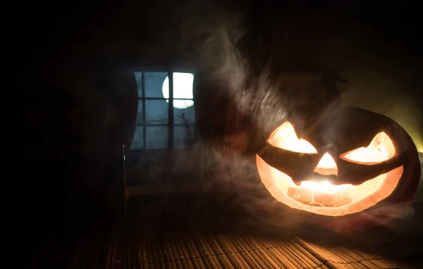 Horror Halloween Koncepció Egy Valósághű Babaház Hálószoba Bútorokkal Ablakkal Éjszaka — Stock Fotó