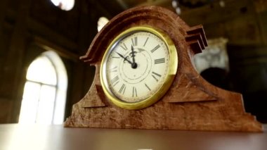 Tahtadan yapılmış antika bir saatin 3D görüntüsü