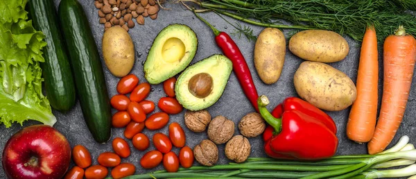 Sağlıklı yemek geçmişi. Sağlıklı vejetaryen yemekleri. Sebzeler ve meyveler siyah taşın üzerinde. Temiz vejetaryen yeme konsepti.