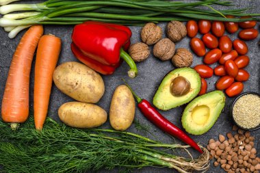 Sağlıklı yemek geçmişi. Sağlıklı vejetaryen yemekleri. Sebzeler ve meyveler siyah taşın üzerinde. Temiz vejetaryen yeme konsepti.