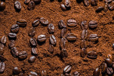Kahve arkaplanı. Taze kavrulmuş fasulyeden yapılmış tabela pudra kahve, desenli..