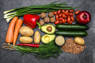 Sağlıklı yemek geçmişi. Sağlıklı vejetaryen yemekleri. Sebzeler ve meyveler siyah taşın üzerinde. Temiz vejetaryen yeme konsepti.