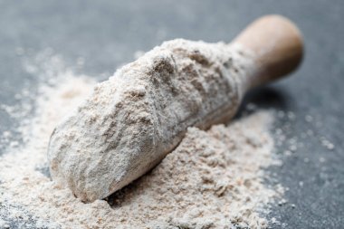 Koyu renkli masa üzerinde un olan fırın arkaplanı