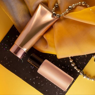 Kozmetik temiz şişe. Üstünde etiket olmayan tüpler. Makyaj kremi, vücut bakımı, yüz bakımı, saç bakımı. Şablon için kozmetoloji ögeleri . 