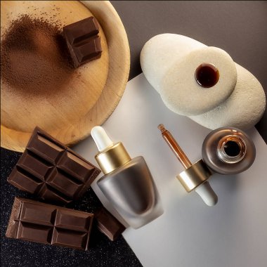 Kozmetik temiz şişe. Üstünde etiket olmayan tüpler. Mockup krema ürünleri. Kendi bronzlaştırıcımı. Bronzlaşma. Kozmetik ürünleri için şablon. Yağ kahverengi renkte çikolata, kakao tozu, ahşap tabakta düşer.