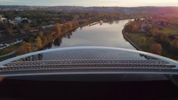 Vista aérea del puente moderno con coches de montar sobre el río Moldava en Praga. — Vídeos de Stock