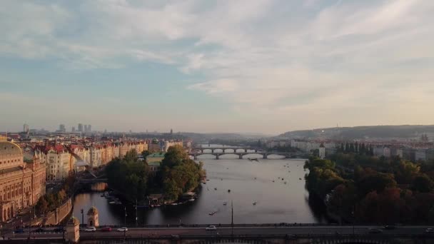日落时分在查尔斯桥附近的Vltava河上的卡塔马兰人。布拉格老城. — 图库视频影像