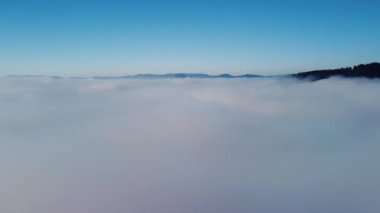 Mavi gökyüzü altındaki bulutların arasındaki dağlar, Çek Cumhuriyeti 'ndeki ulusal manzara doğa parkında gün doğumu..