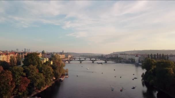日落时分在查尔斯桥附近的Vltava河上的卡塔马兰人。布拉格老城. — 图库视频影像