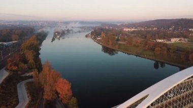 Prag 'daki Vltava Nehri' nin üzerinden geçen modern köprünün hava manzarası..