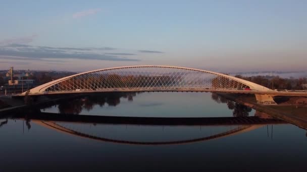 Vzdušný pohled na moderní most s jezdeckými vozy přes řeku Vltavu v Praze. — Stock video
