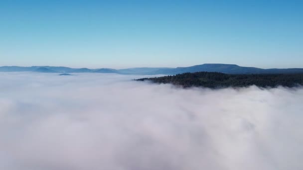 青空の下で雲の間の山,チェコ共和国の国立風景自然公園で日の出. — ストック動画