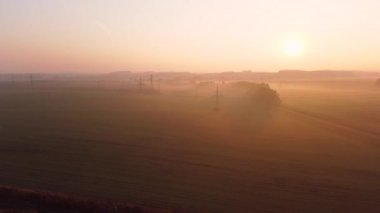 Tren sonbahar gündoğumunda kırsal kırsalda yol alır. Tren doğadaki güzel sonbahar tarlası boyunca yol alır..