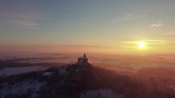 Veduta aerea e mattutina del Castello in piedi sulla collina sopra la nebbia all'alba, luce dai raggi del sole del mattino. — Video Stock