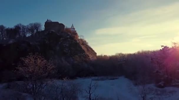 Antenne, frühmorgendliche Ansicht der Burg, die auf dem Hügel über dem Nebel bei Sonnenaufgang steht, Licht durch Morgensonnenstrahlen. — Stockvideo