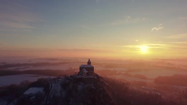 Повітряний, ранковий вид замку стоїть на пагорбі над туманом на світанку, світло за ранковими променями сонця.. — стокове відео