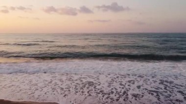 Güzel tropikal kumsalın insansız hava aracı görüntüsü. Güzel, temiz kum ve denizde turkuaz dalgalar..