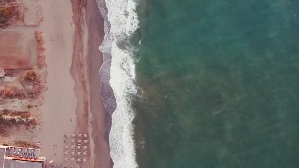 Ondas de mar tempestuosas poderosas na vista superior do tiro do drone. Praia de areia e mar com ondas brancas espumosas. — Vídeo de Stock