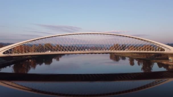 Vista aérea del puente moderno con coches de montar sobre el río Moldava en Praga. — Vídeos de Stock