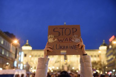 Prag, Çek Cumhuriyeti, Şubat 2022: Ukrayna 'nın yanında dur. Ukrayna ve Rus silahlı saldırgan Vladimir Putin 'deki savaşa karşı protesto.