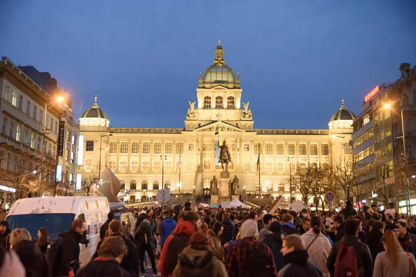 Praga, República Checa, febrero de 2022: Estar con Ucrania. Protesta contra la guerra en Ucrania y el agresivo vladimir armado ruso. — Foto de stock gratuita