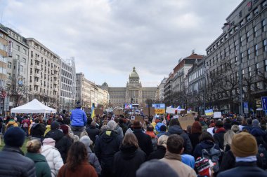 Prag, Çek Cumhuriyeti, Şubat 2022: Ukrayna 'nın yanında dur. Ukrayna ve Rus silahlı saldırgan Vladimir Putin 'deki savaşa karşı protesto.