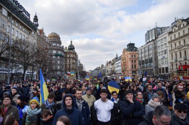 Prag, Çek Cumhuriyeti, Şubat 2022: Ukrayna 'nın yanında dur. Ukrayna ve Rus silahlı saldırgan Vladimir Putin 'deki savaşa karşı protesto.
