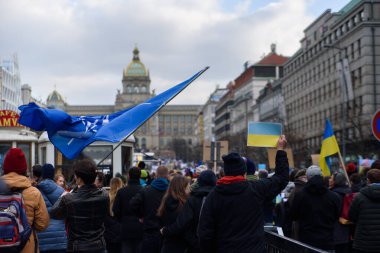 Prag, Çek Cumhuriyeti, Şubat 2022: Ukrayna 'nın yanında dur. Ukrayna ve Rus silahlı saldırgan Vladimir Putin 'deki savaşa karşı protesto.