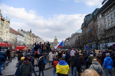Prag, Çek Cumhuriyeti, Şubat 2022: Ukrayna 'nın yanında dur. Ukrayna ve Rus silahlı saldırgan Vladimir Putin 'deki savaşa karşı protesto.