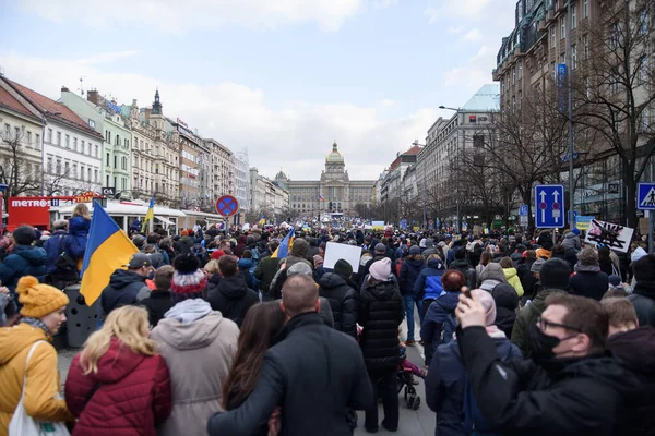 Prag, Tschechien, Februar 2022: Stand mit der Ukraine. Protest gegen den Krieg in der Ukraine und den bewaffneten russischen Aggressor Wladimir Putin. — kostenloses Stockfoto