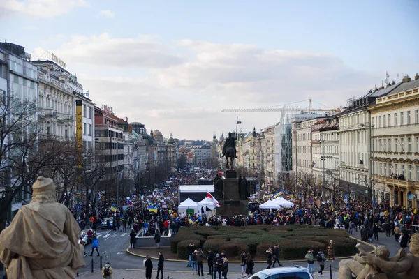 Praga, República Checa, fevereiro de 2022: Fique com a Ucrânia. Protesto contra a guerra na Ucrânia e vladimir putin agressivo armado russo. — Fotografia de Stock Grátis