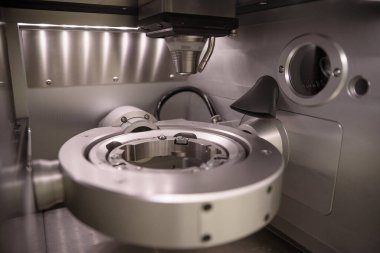 Diş laboratuarında kameralı değirmen makinesi. Yüksek estetik diş kaplaması ve protez üretimi.