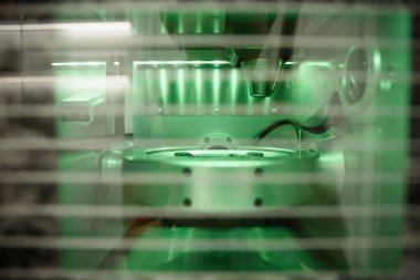 Diş laboratuarında kameralı değirmen makinesi. Yüksek estetik diş kaplaması ve protez üretimi.