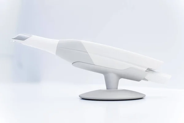 Стоматологический внутриротовой сканер изолирован на столе в светлом кабинете стоматолога. Концепция стоматологии и здравоохранения. Закрыть. — стоковое фото