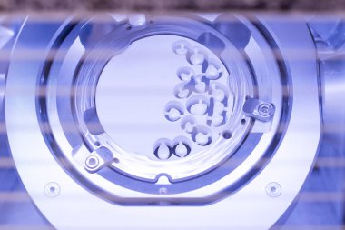 Zirkonun modern ekipmanlarıyla yapılmış diş fırçası..