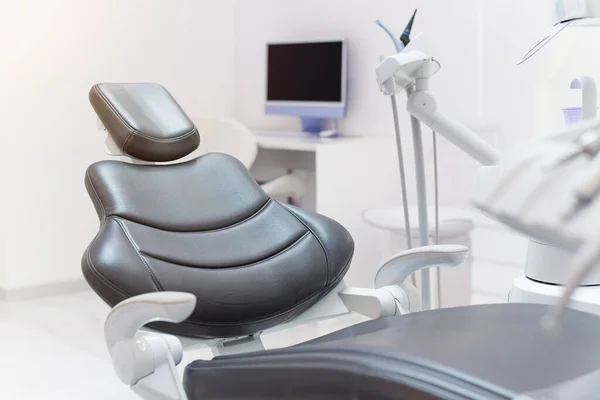 現代歯科医院。快適な歯医者の椅子。歯科用機器及び付属品. — ストック写真