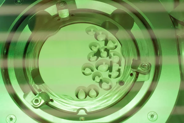 Zirkonun modern ekipmanlarıyla yapılmış diş fırçası..